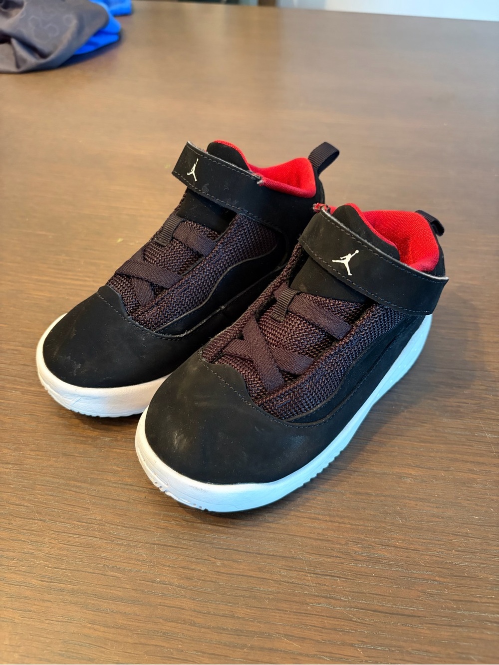 Nike Jordan | Max Aura 2 Black White Gym Red Sneaker | Size: 9C EUC